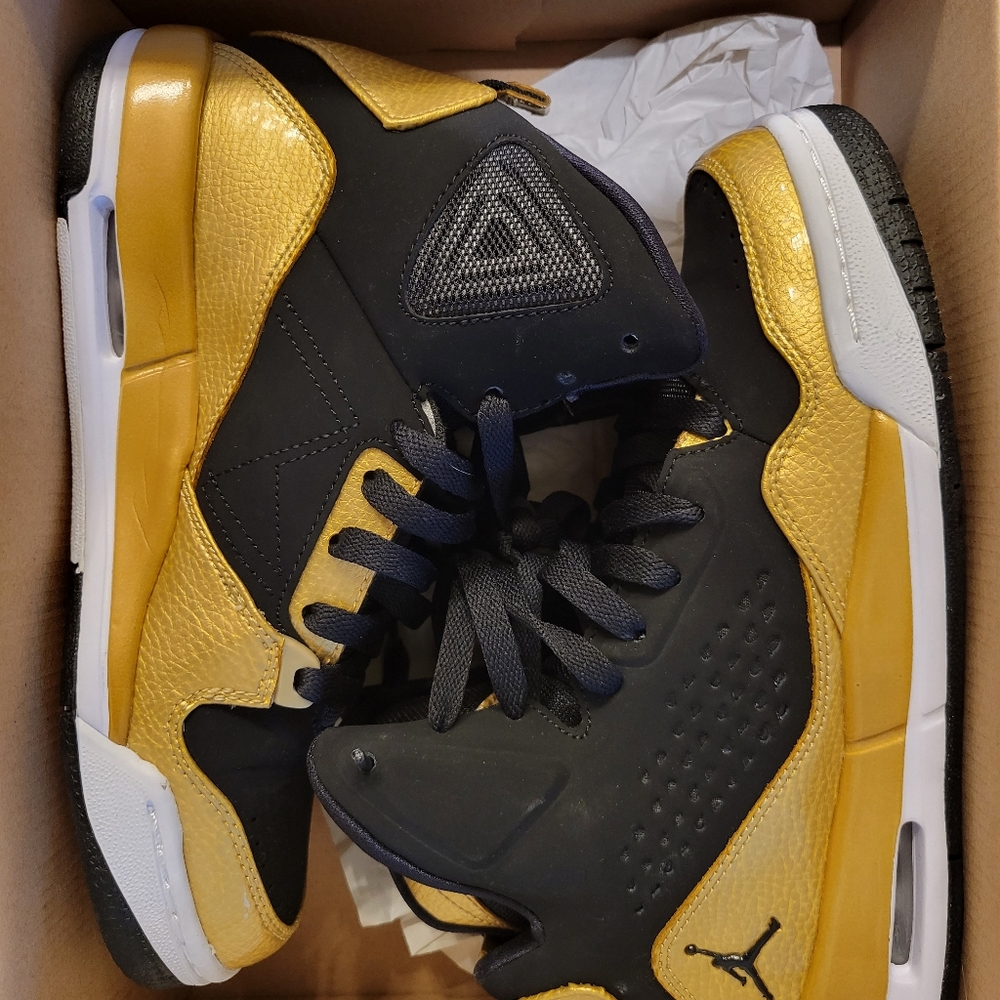 Jordan sneakers SC-3 Black Metallic Gold